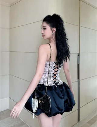 Photo 3 of Set Corset Tweed Hồng Chân Váy Satin Đen Nữ
