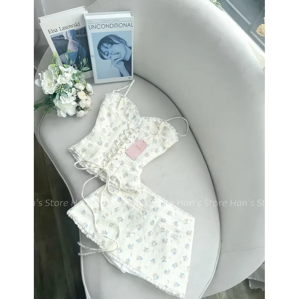 Photo 1 of Set corset hoa nhí chân váy trắng nữ
