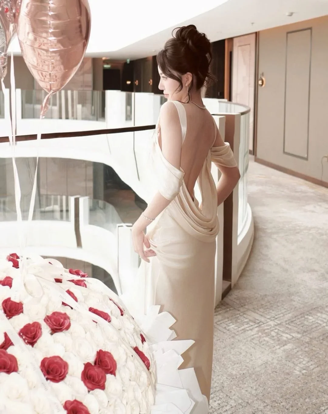 Photo 5 of Đầm dạ hội satin hở lưng màu kem size M