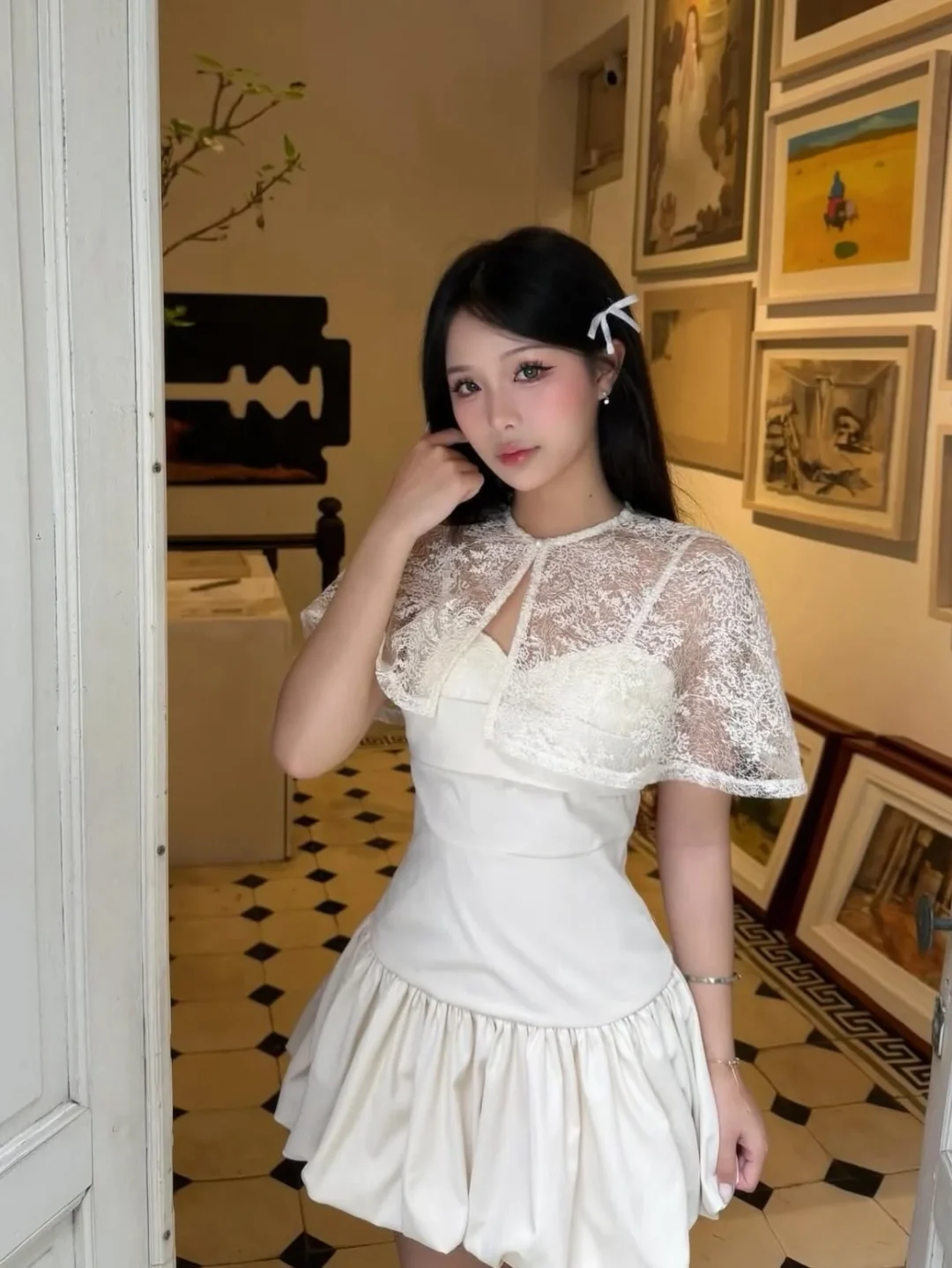 Photo 5 of Đầm trắng ren tay cánh dơi nữ
