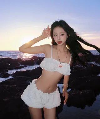 Photo 3 of Set đồ croptop trắng hai mảnh nữ đi biển