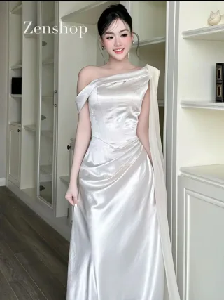 Photo 1 of Đầm dạ hội satin trắng lệch vai