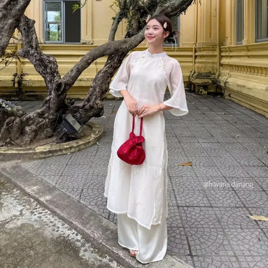 Photo 1 of Áo dài trắng thêu bướm nữ thanh lịch