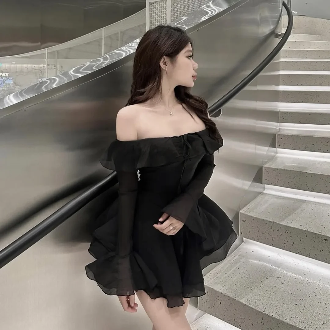 Ảnh 2 của Váy ngắn đen trễ vai bèo nhún nữ