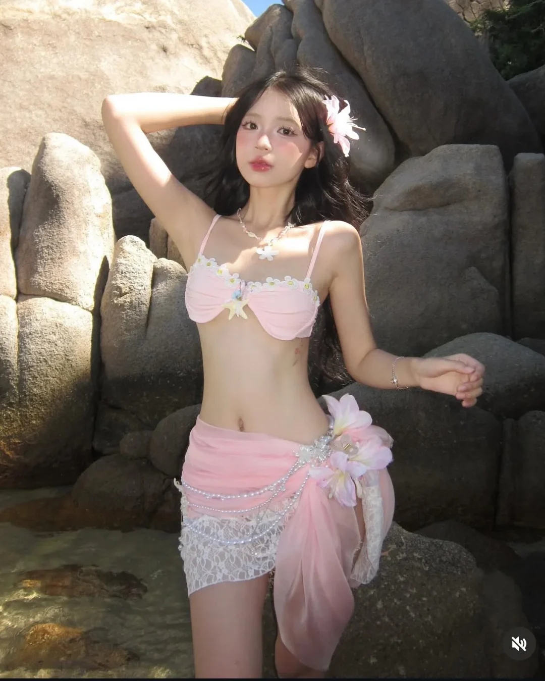 Photo 1 of Bikini hai mảnh hồng nhạt nữ đi biển