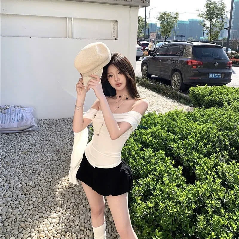Photo 4 of Set áo trễ vai trắng quần short đen nữ