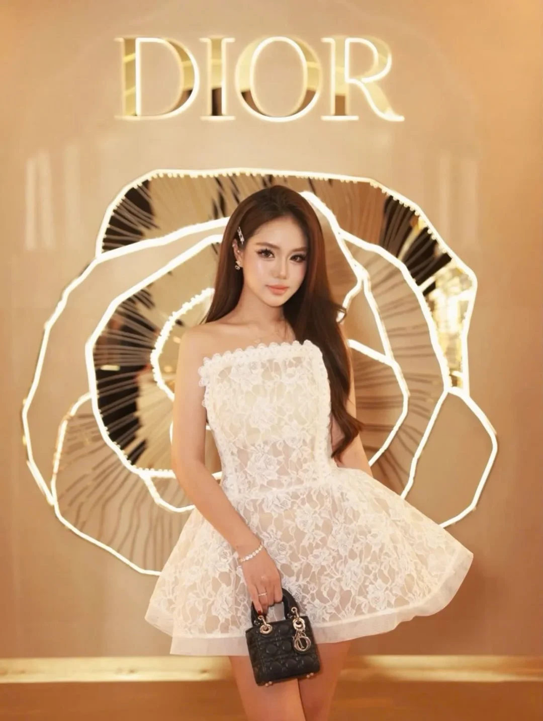 Ảnh 3 của Đầm ren trắng cúp ngực nữ ngắn