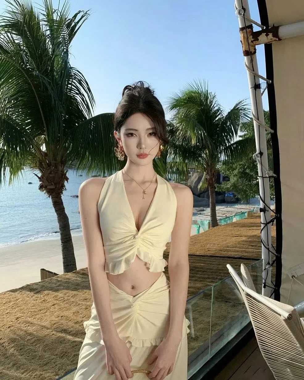 Ảnh 2 của Set váy maxi hai mảnh màu kem nữ