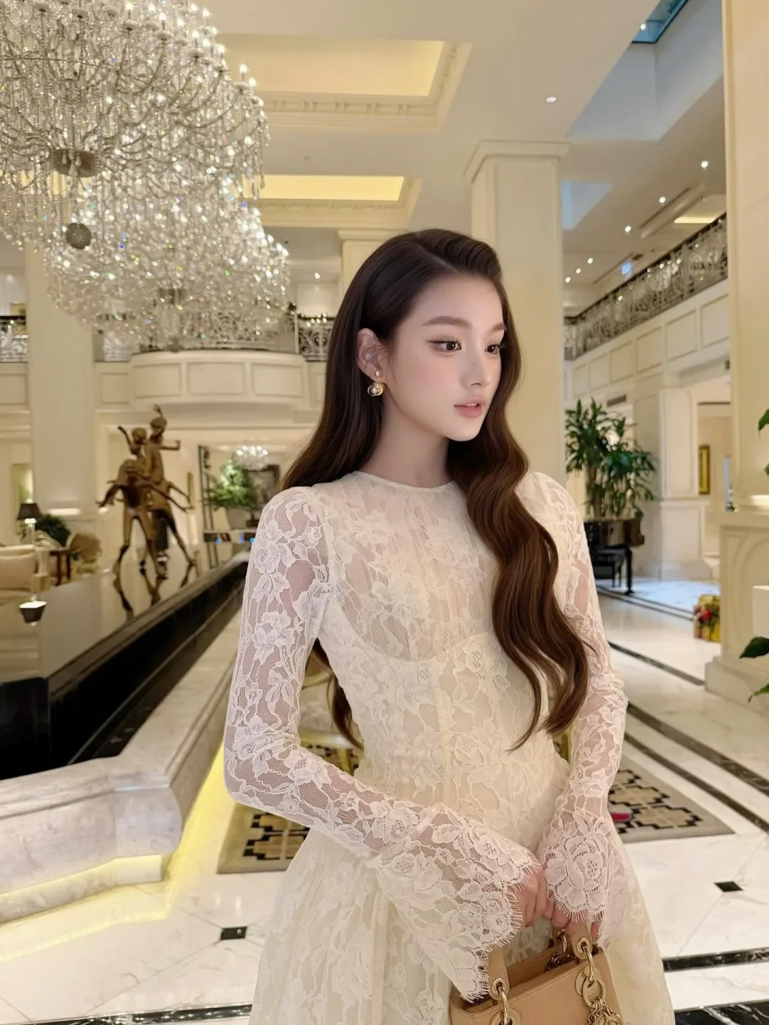 Photo 2 of Đầm ren trắng tay dài sang trọng nữ