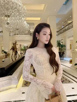 Photo 2 of Đầm ren trắng tay dài sang trọng nữ