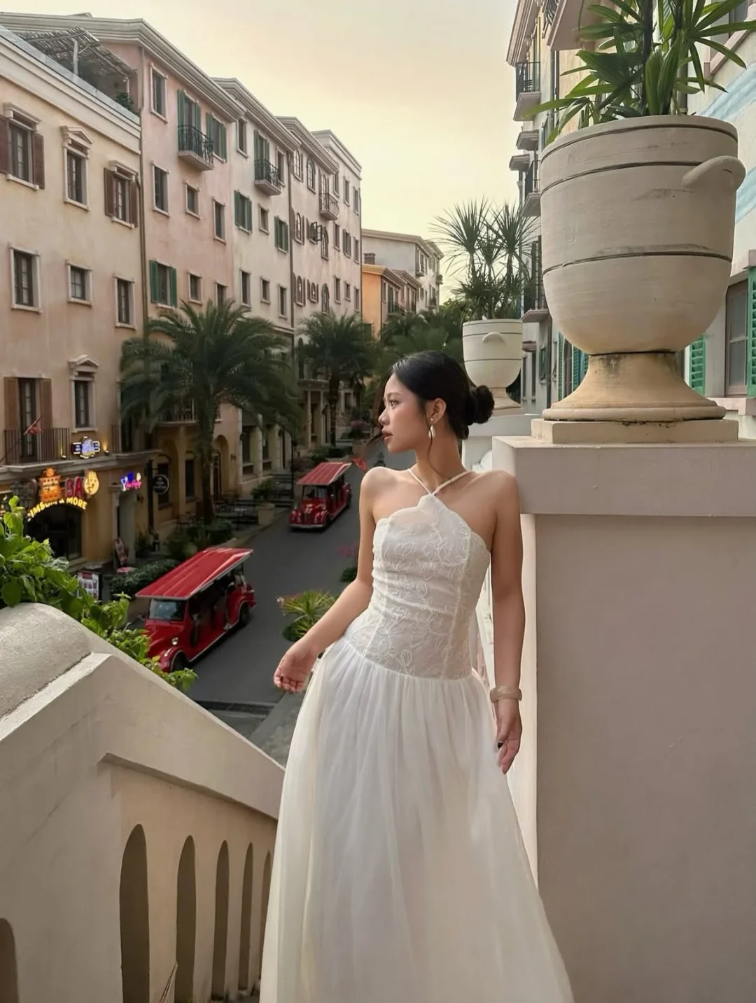 Photo 5 of Váy cưới trắng một vai ren hoa