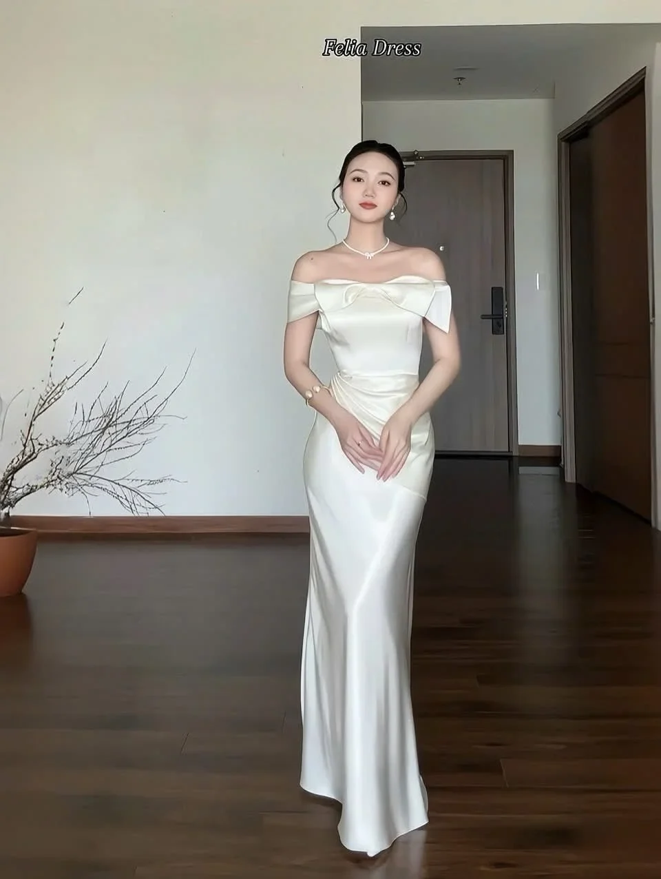 Ảnh 1 của Váy dài satin trễ vai trắng