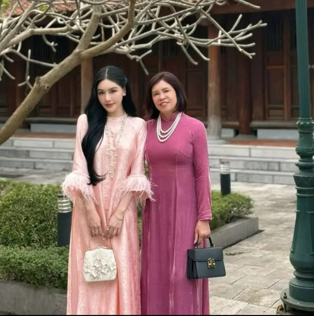 Ảnh 5 của Áo dài hồng ren tay lông vũ nữ