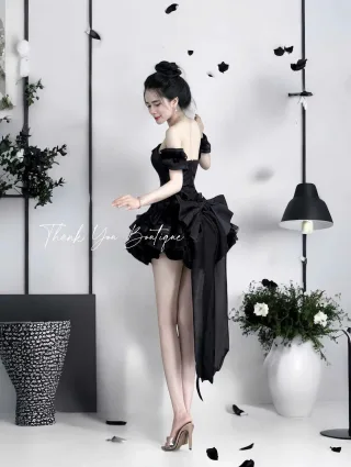 Photo 3 of Đầm đen trễ vai bèo nhún nữ