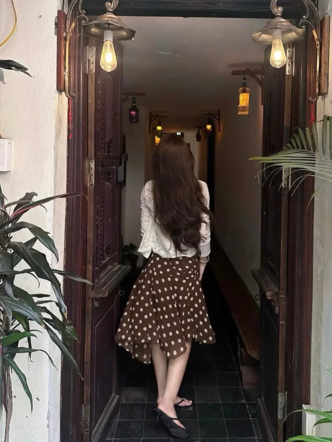 Ảnh 2 của Chân váy midi chấm bi phối áo ren trắng nữ