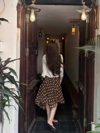 Ảnh 2 của Chân váy midi chấm bi phối áo ren trắng nữ