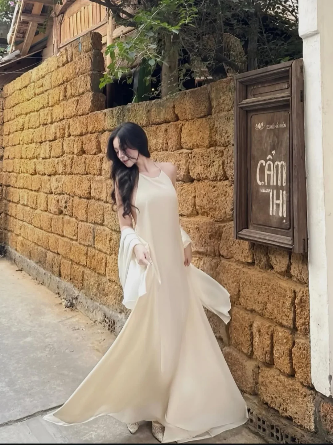 Ảnh 4 của Đầm maxi lụa kem hai dây nữ