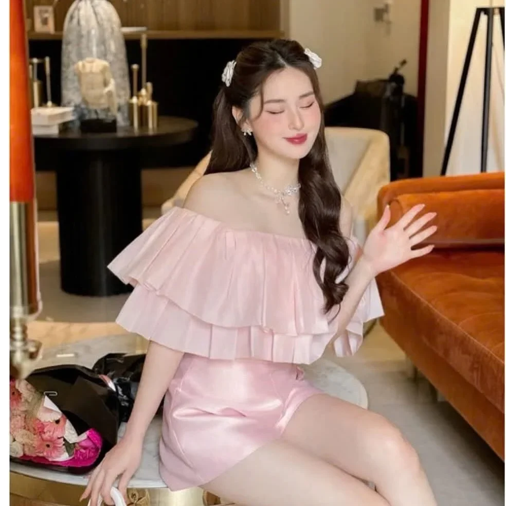 Photo 2 of Set áo trễ vai trắng quần short hồng