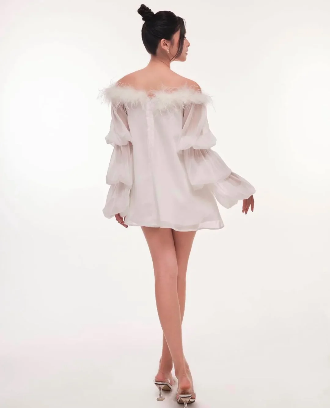 Ảnh 4 của Váy trắng trễ vai lông vũ Hyeon