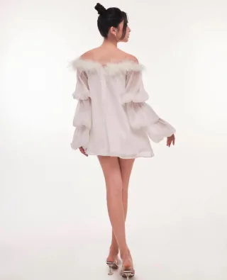 Ảnh 4 của Váy trắng trễ vai lông vũ Hyeon