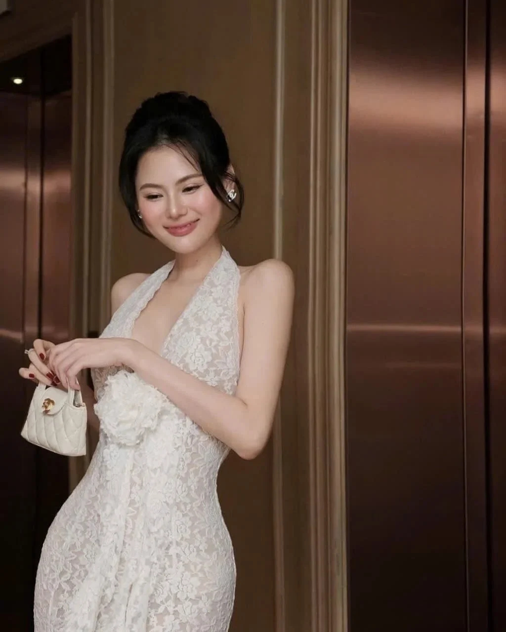 Ảnh 1 của Đầm Ren Trắng Hở Vai Cho Thuê