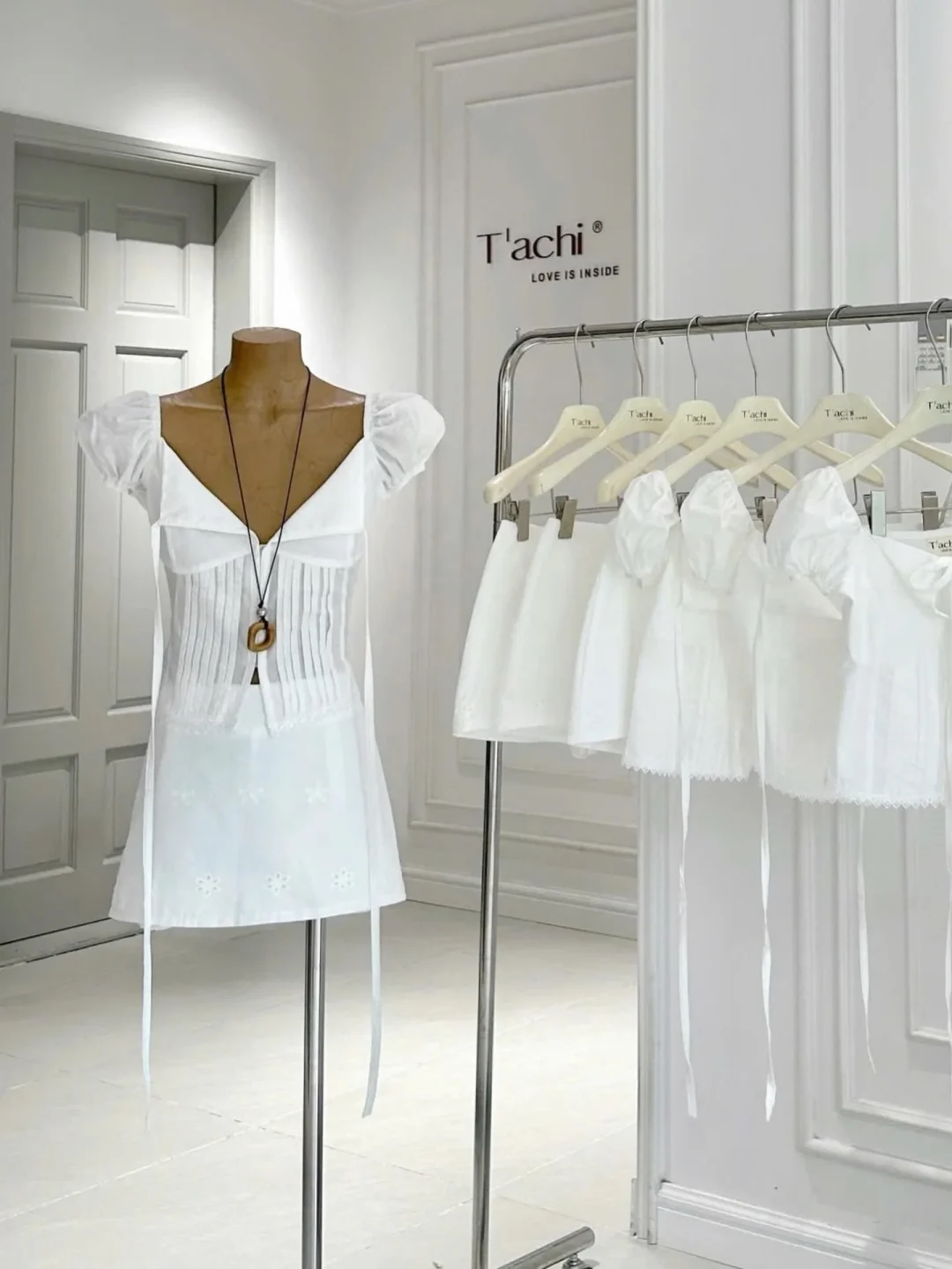 Ảnh 3 của Set croptop trắng váy mini nữ thêu ren