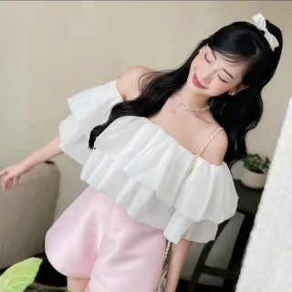 Photo 1 of Set áo trễ vai trắng quần short hồng