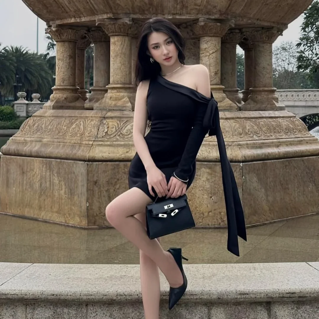 Ảnh 2 của Đầm mini đen một vai nơ size S