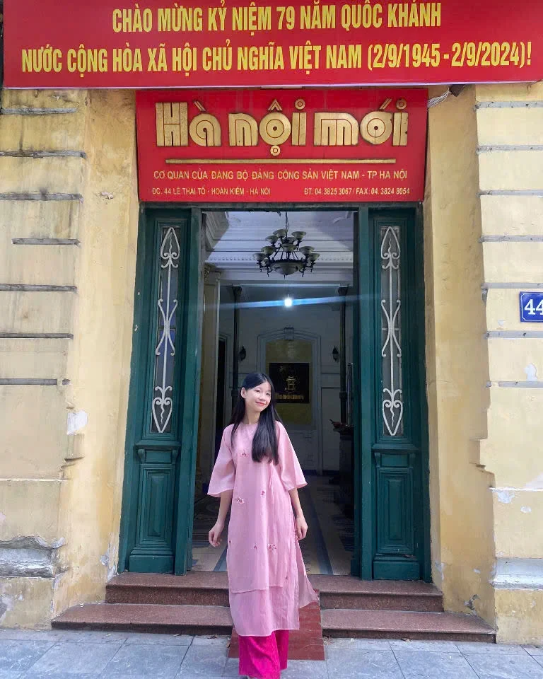 Photo 4 of Áo dài hồng thêu hoa truyền thống nữ