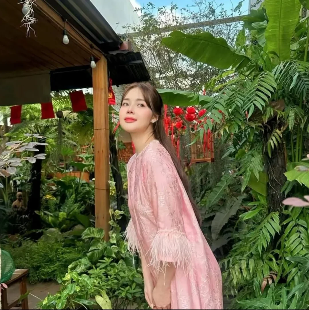 Ảnh 4 của Áo dài hồng ren tay lông vũ nữ