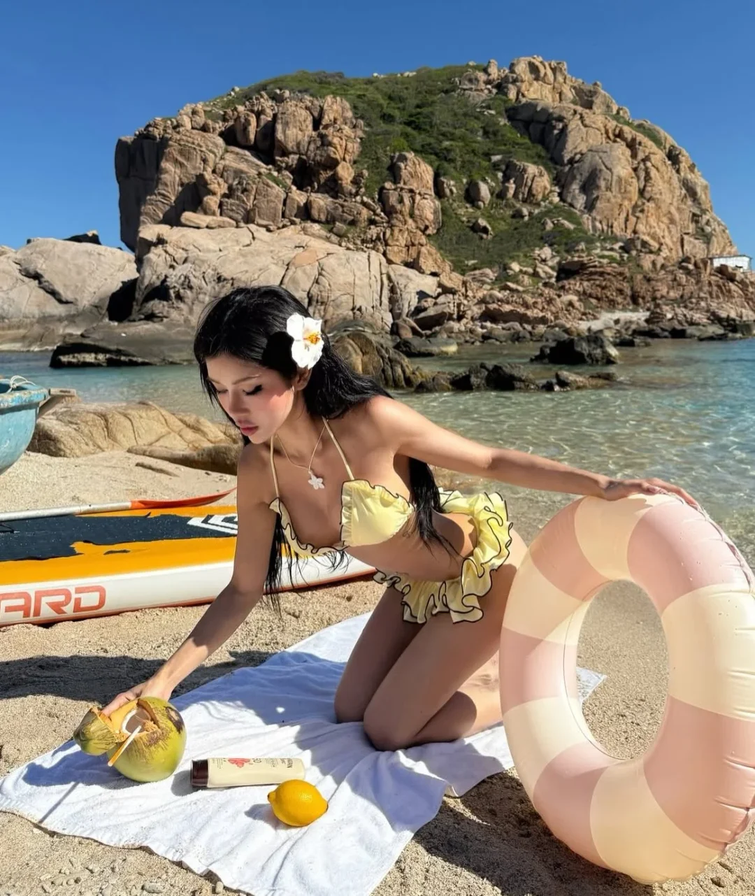 Ảnh 4 của Bikini hai mảnh vàng nhạt nữ đi biển