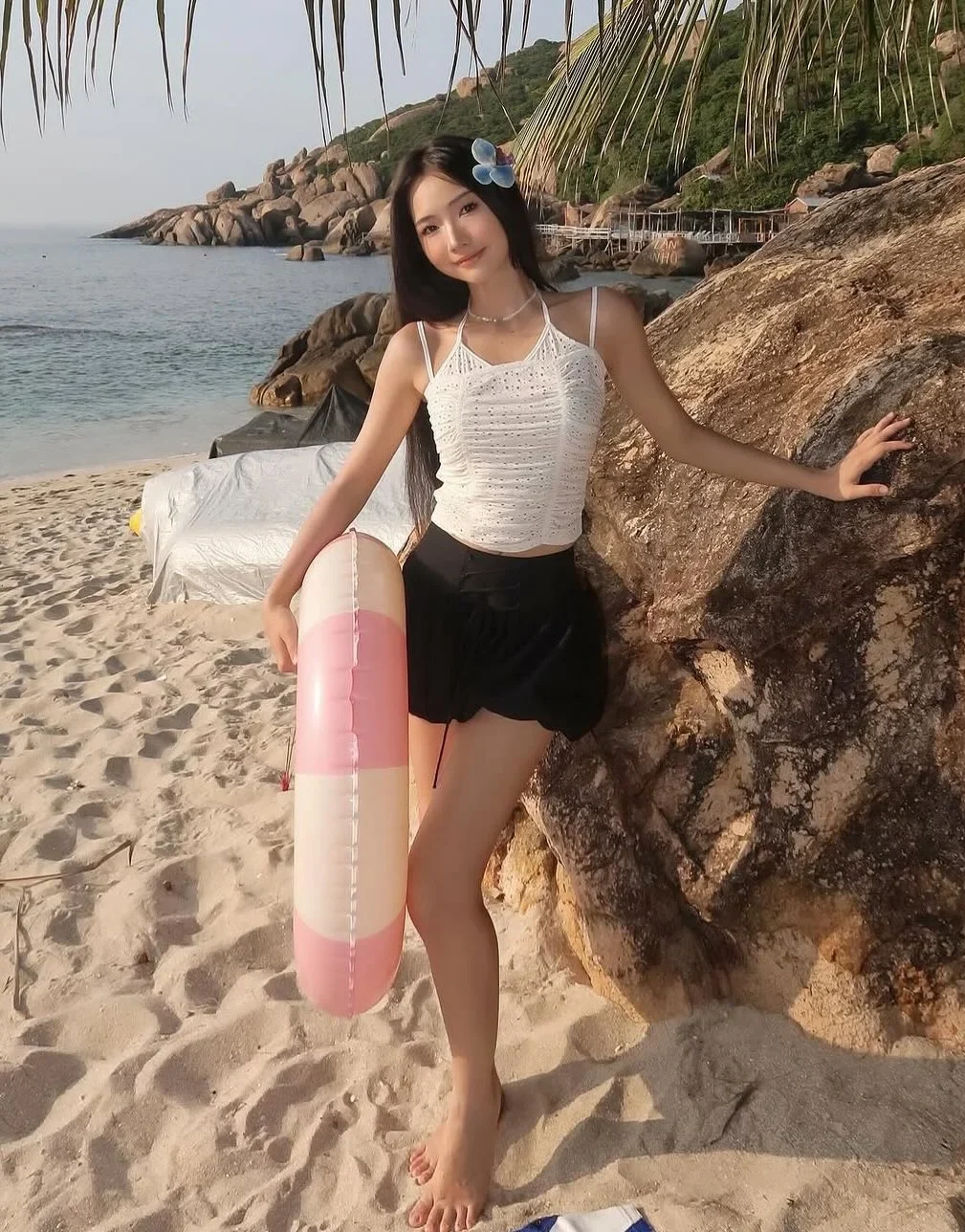 Photo 3 of Áo hai dây trắng ren nữ đi biển
