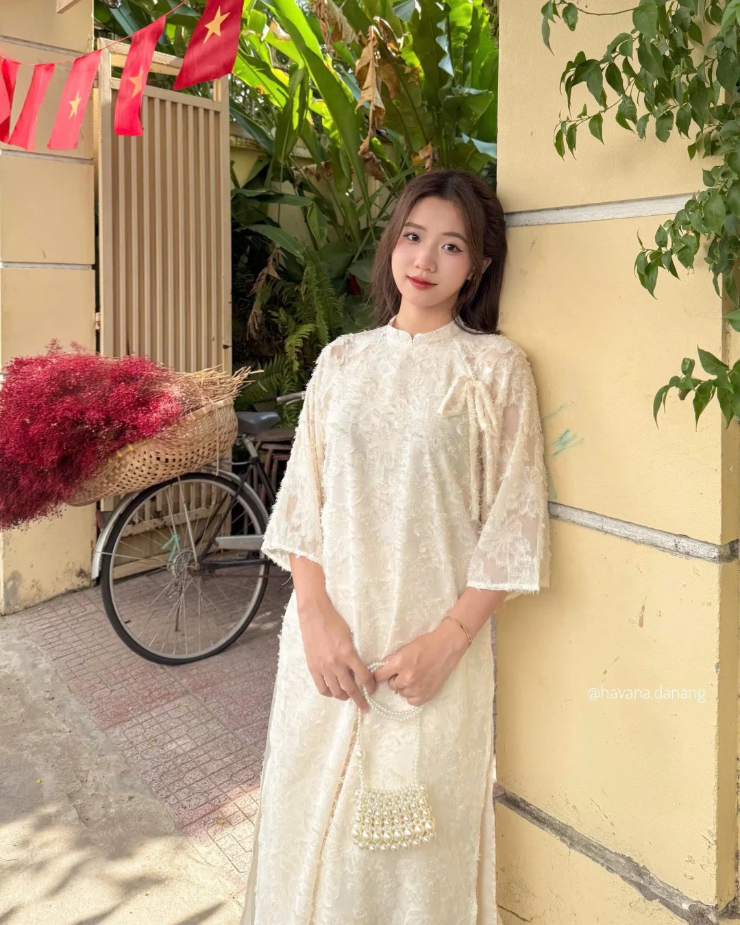 Photo 2 of Áo dài ren trắng thêu hoa nữ cho thuê