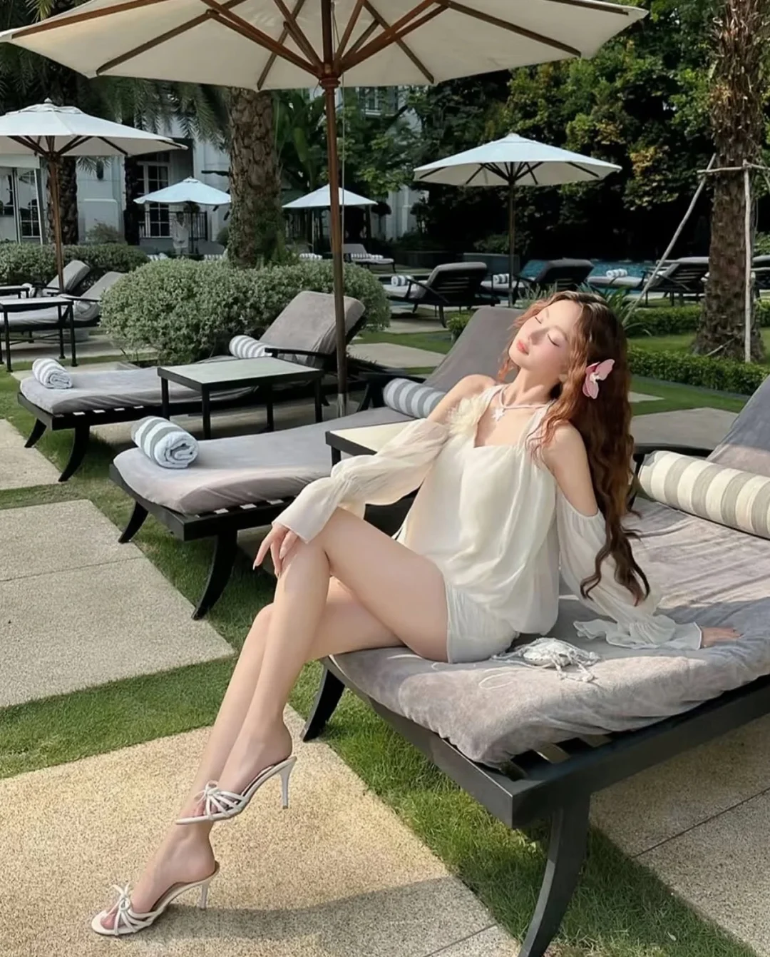 Ảnh 5 của Set áo váy lụa trễ vai kem nữ