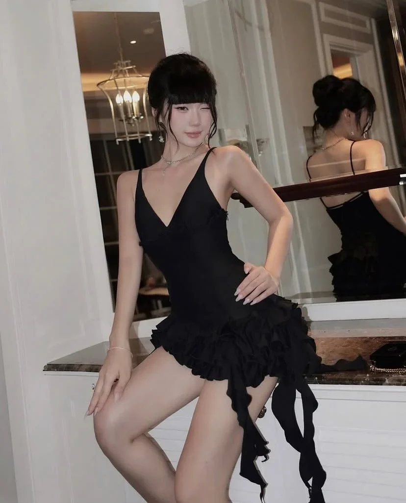 Photo 2 of Đầm ngắn đen hai dây satin nữ