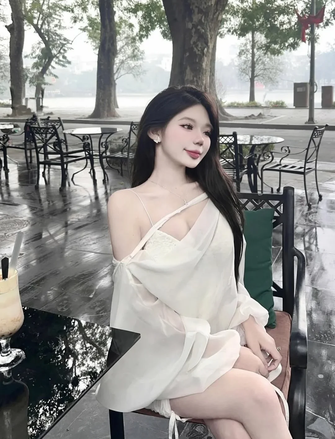Photo 3 of Áo voan trắng hở vai nữ lãng mạn