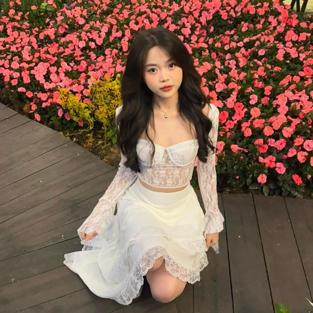 Ảnh 4 của Set áo ren crop top chân váy trắng size M