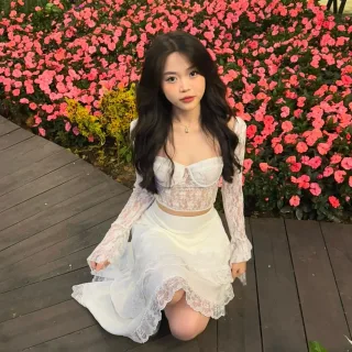 Ảnh 4 của Set áo ren crop top chân váy trắng size M