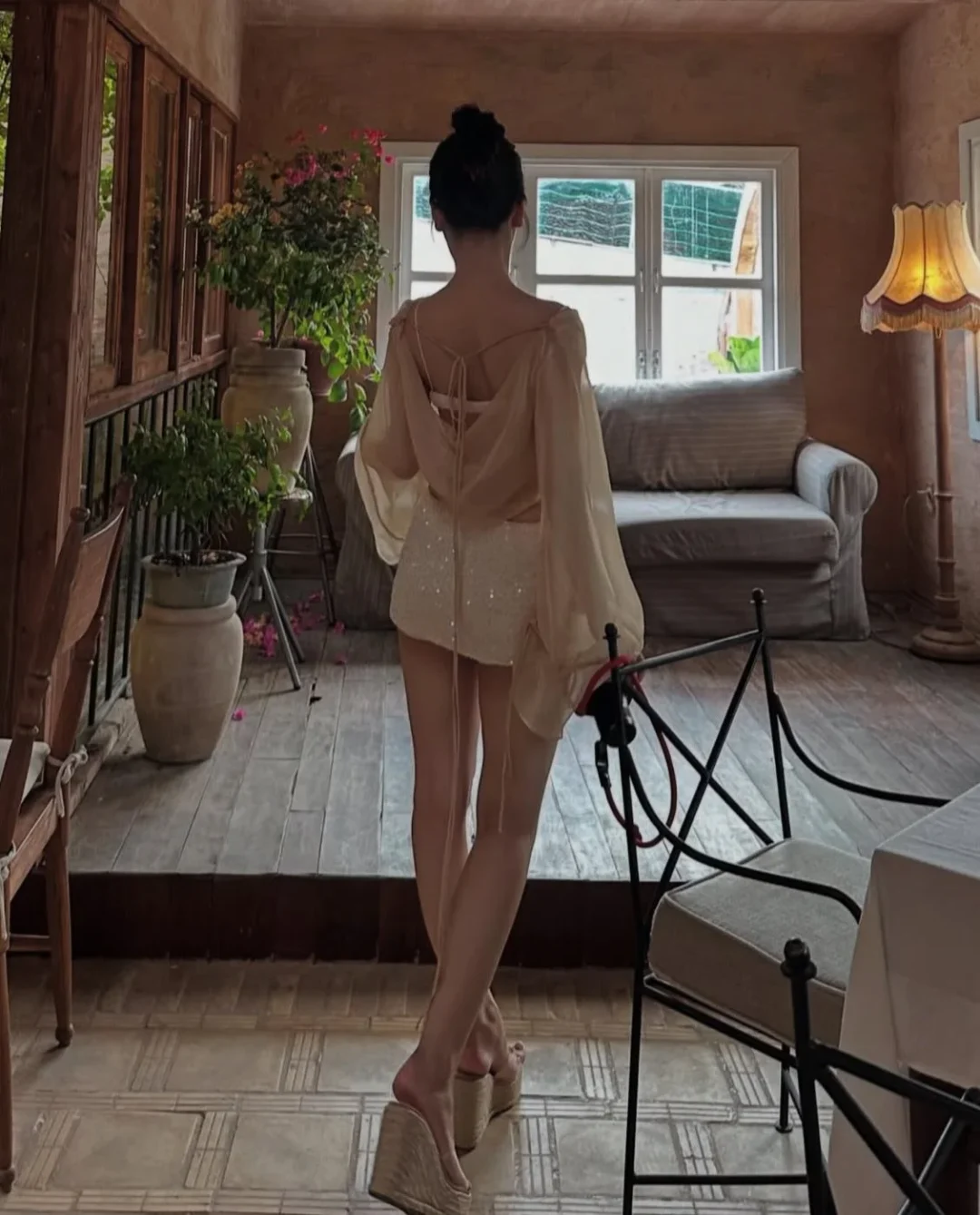 Photo 6 of Set áo trễ vai voan be kèm chân váy sequin nữ