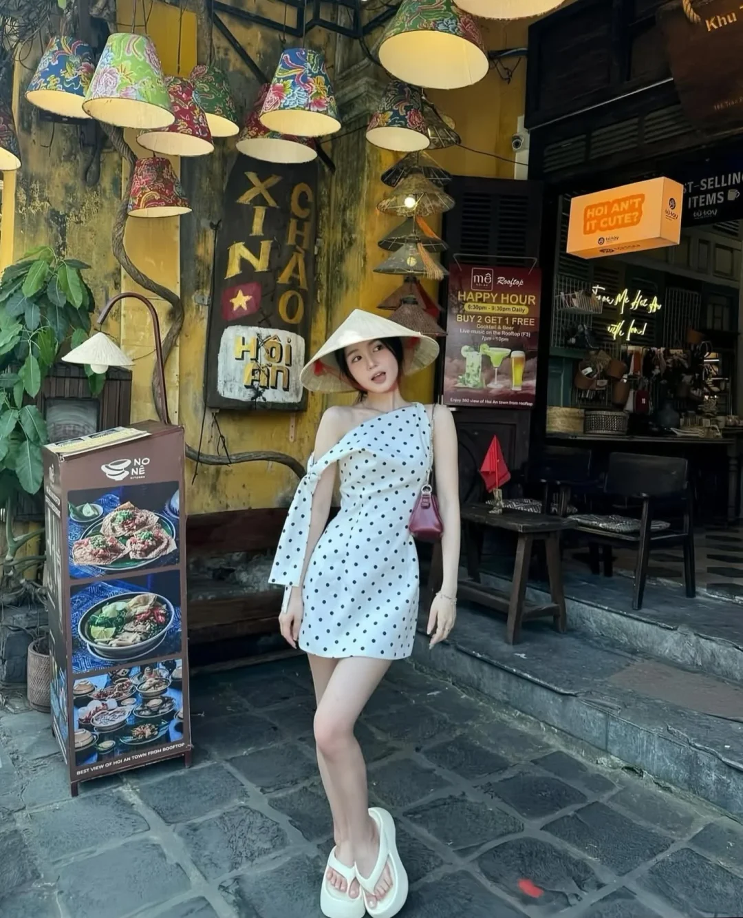 Photo 1 of Váy ngắn chấm bi lệch vai trắng đen