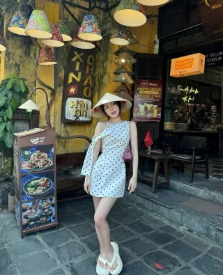 Photo 1 of Váy ngắn chấm bi lệch vai trắng đen
