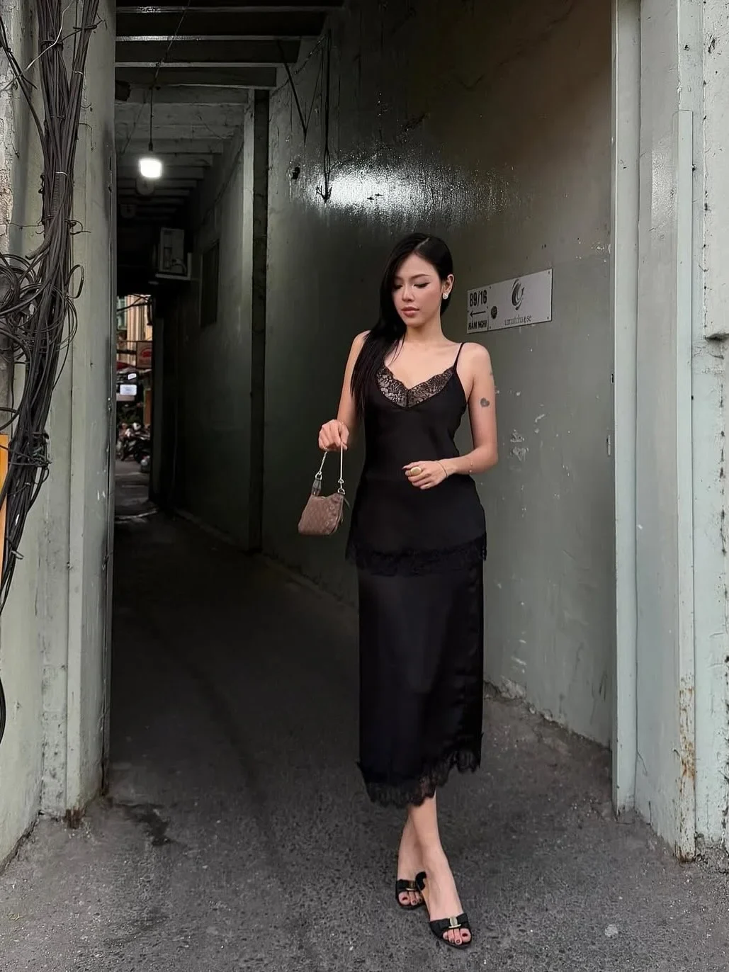 Photo 6 of Váy lụa ren đen hai dây size S