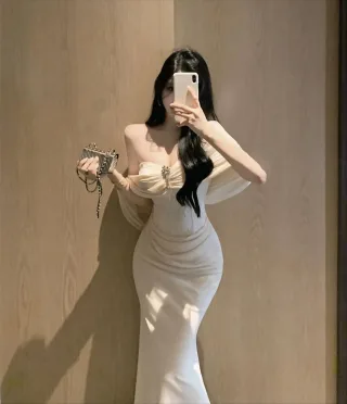 Ảnh 1 của Đầm dạ hội trắng trễ vai đuôi cá size M