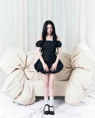 Photo 4 of Đầm satin đen nơ vai nữ