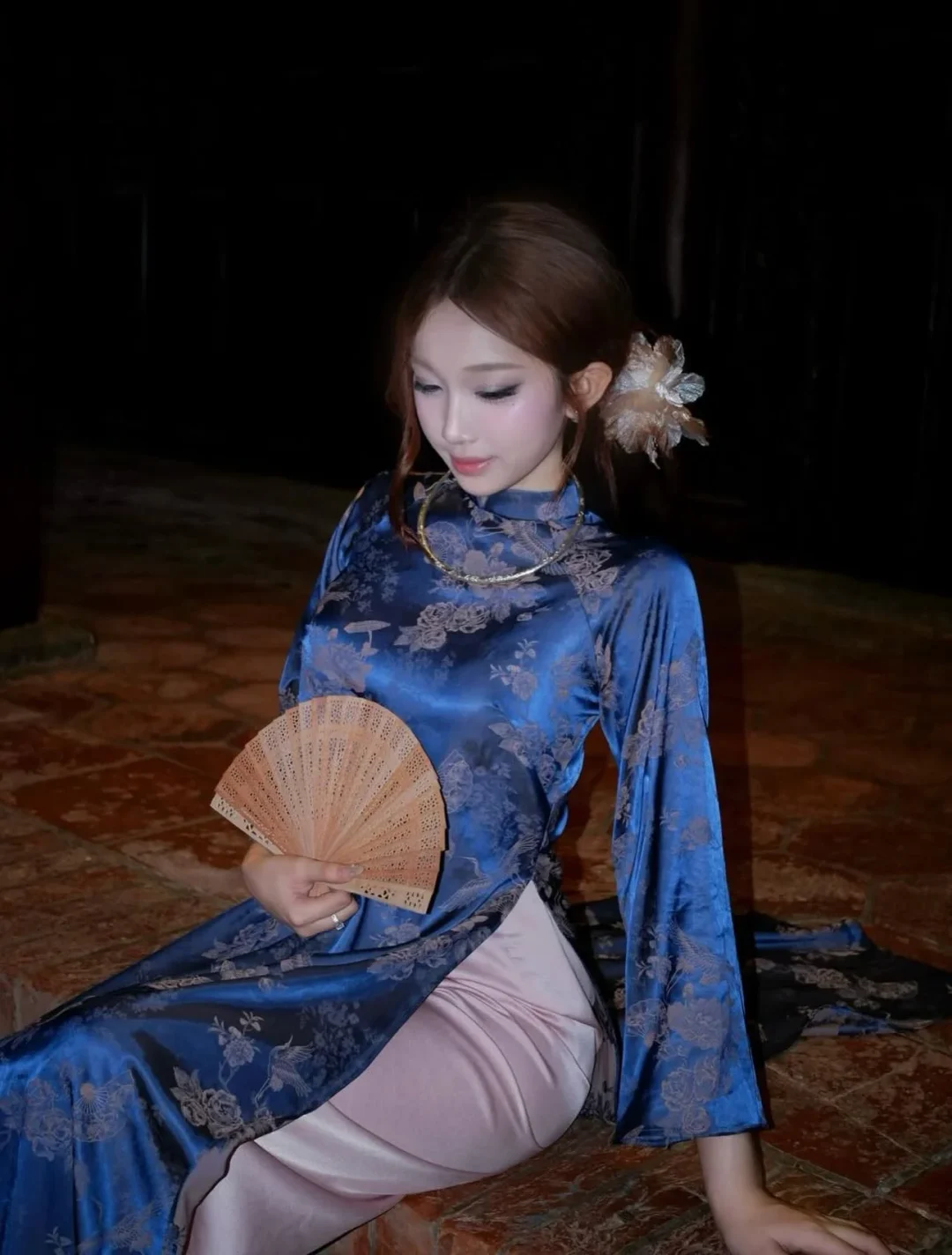 Photo 5 of Áo dài lụa xanh dương truyền thống nữ