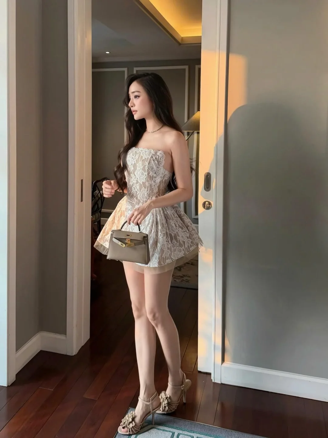 Ảnh 2 của Đầm ren trắng cúp ngực mini nữ