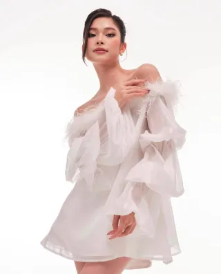 Ảnh 1 của Váy trắng trễ vai lông vũ Hyeon