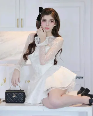 Photo 2 of Váy ren trắng tay dài sang trọng nữ