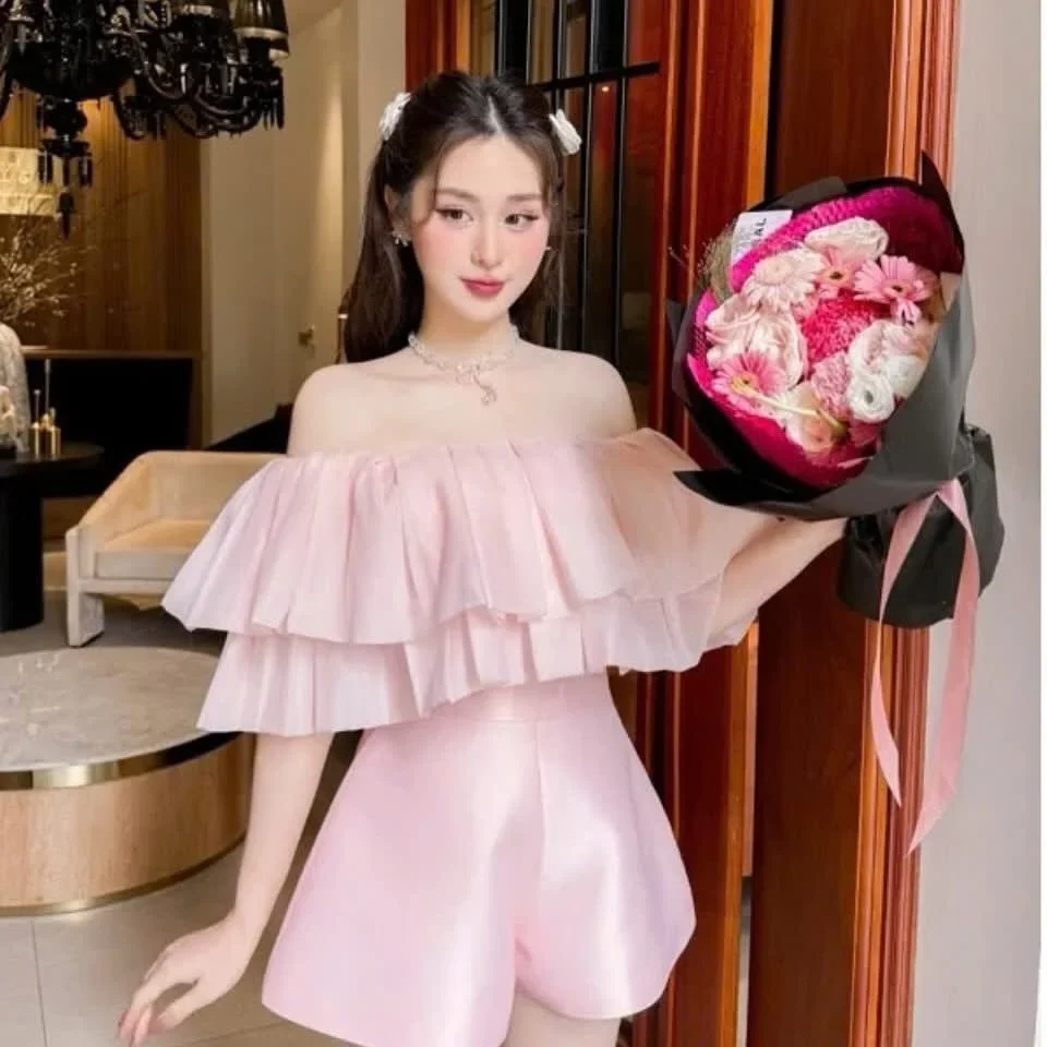Photo 4 of Set áo trễ vai trắng quần short hồng
