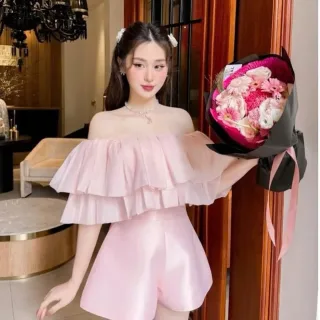 Photo 4 of Set áo trễ vai trắng quần short hồng